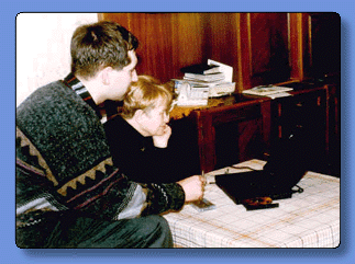 Роман Синельников и Александра Николаевна Пахмутова обсуждают этот сайт, 27 декабря 1998 г. Фото Н.Н.Добронравова